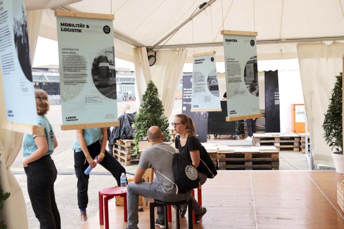 Infostände beim Labor Tempelhof