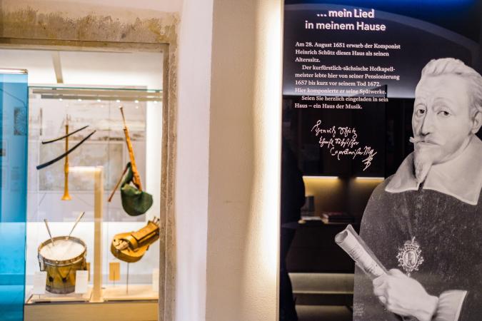 Schaukasten mit Musikinstrumenten im Schütz-Haus Weißenfels
