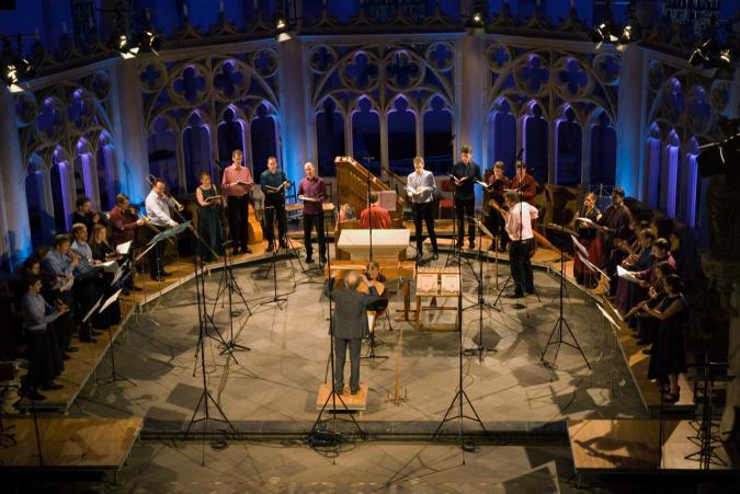 Blick von oben auf das Ensemble Musica Fiata bei einem Konzert in einem Kirchenraum