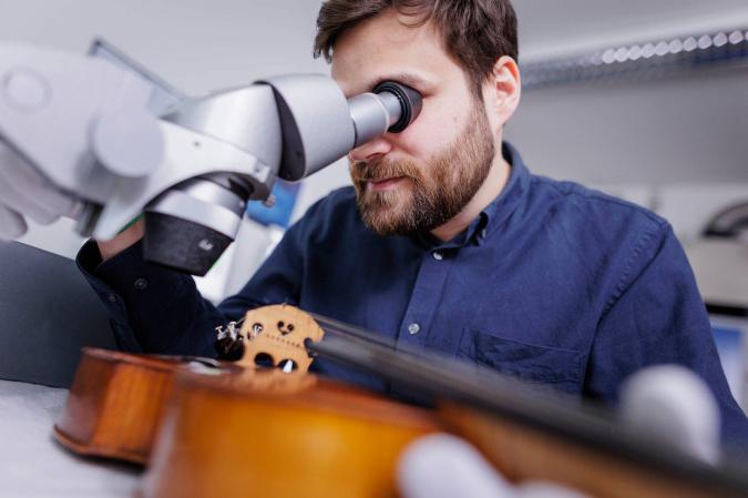 Mikroskopie einer Geige im Staatlichen Institut für Musikforschung Berlin