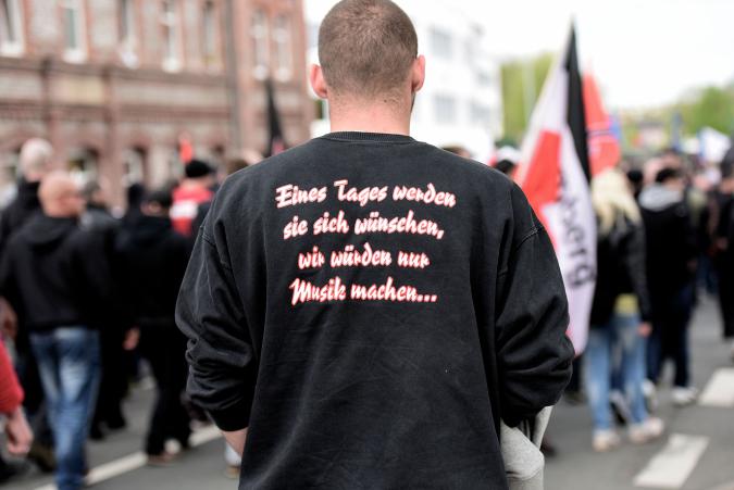 Extrem rechte Demonstration am 1. Mai 2015 in Saalfeld, Mann mit T-Shirt mit der Aufschrift "Eines Tages werden sie sich wünschen, wir würden nur Musik machen ..."