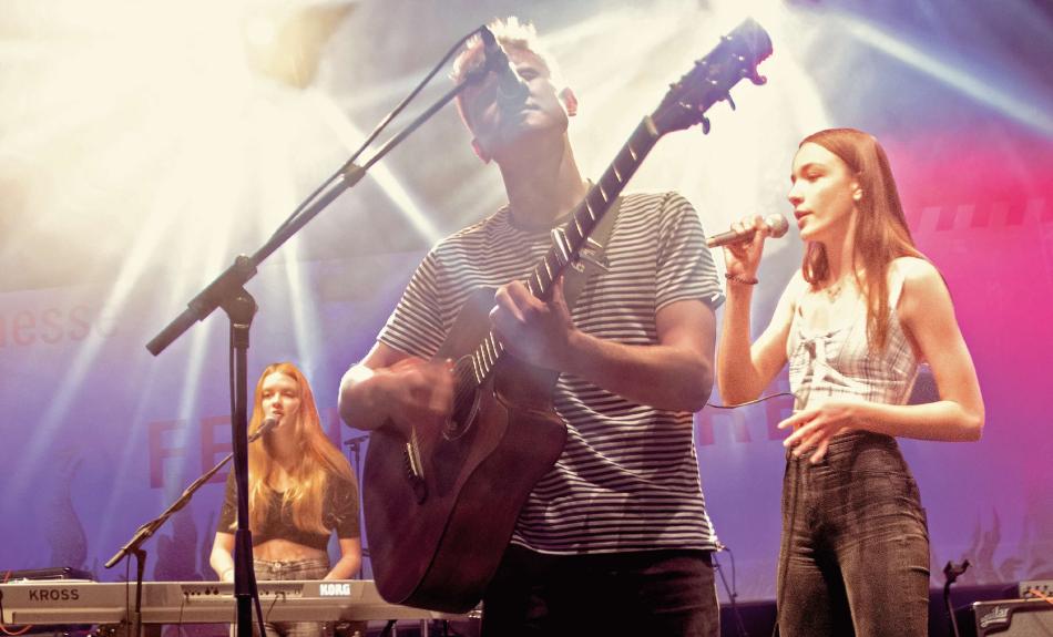 Collage mit zwei SchoolJam-Finalisten 2019 auf der Bühne, Pascal Metzger und die Band November.