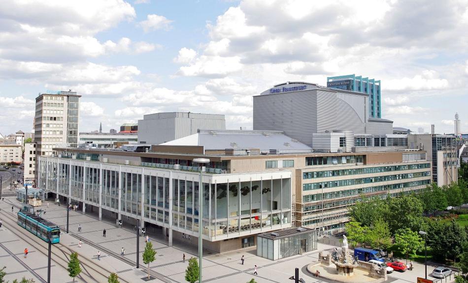 Außenansicht der Theaterdoppelanlage der Städtischen Bühnen Frankfurt am Main.