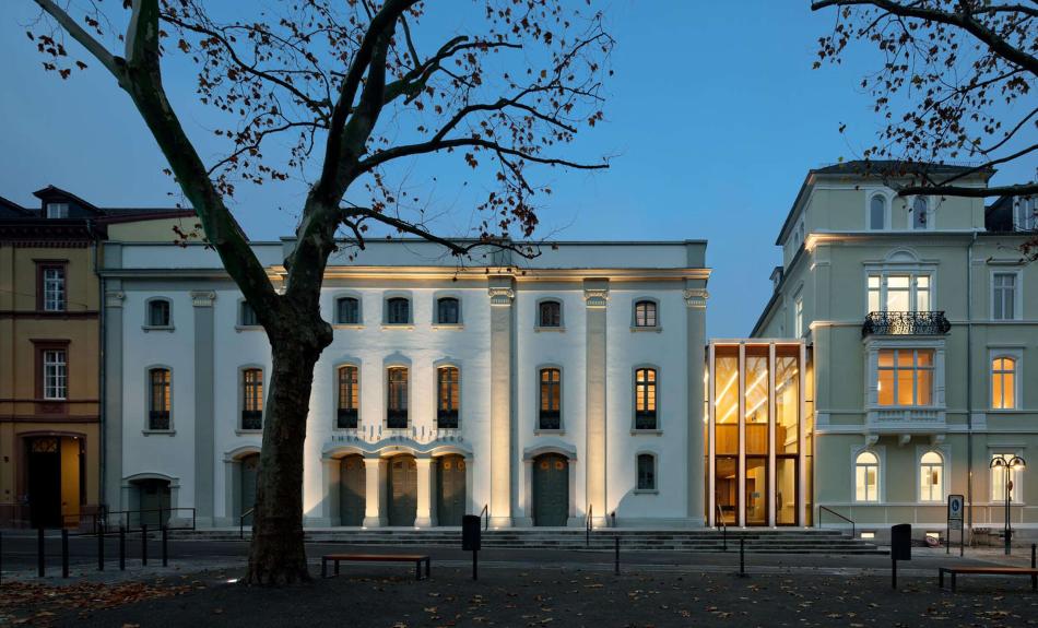 Ansicht Theater Heidelberg mit neuem zweigeschossigen Foyer.