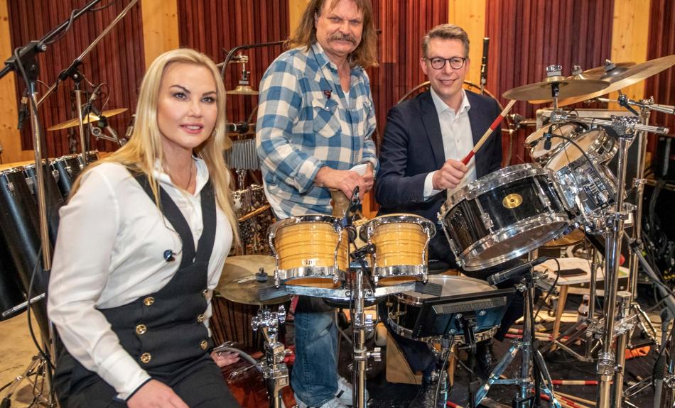 Leslie Mandoki, die ukrainische Pop-Ikone Kamaliya und der bayerische Kunstminister Blume