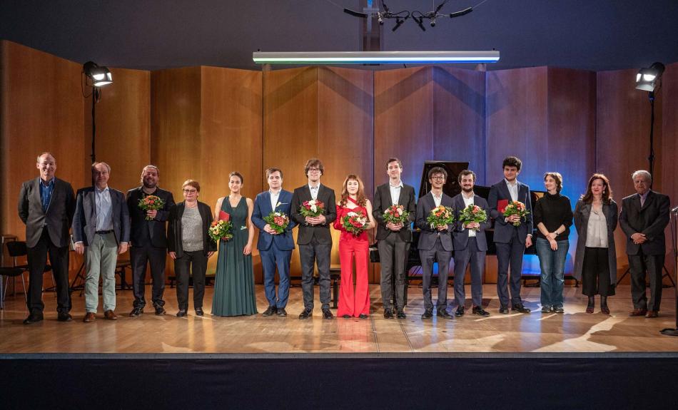Foto: Preisträger*innen mit der Jury