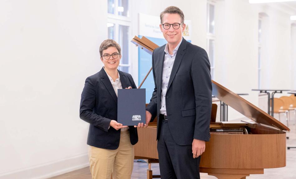 Prof. Lydia Grün und Staatsminister Markus Blume