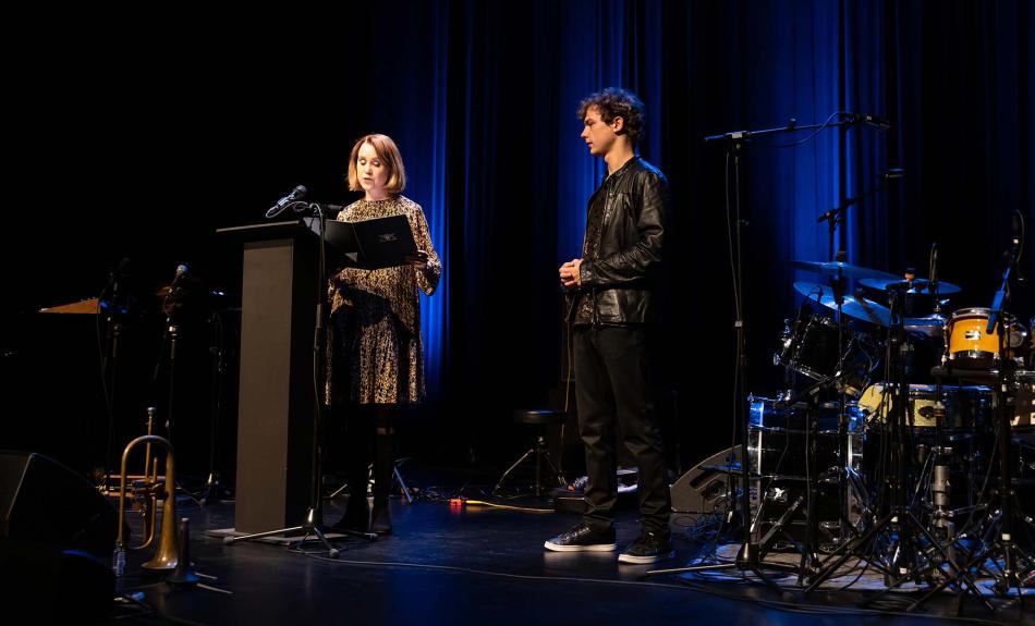 Kunstministerin Petra Olschowski verleiht den Jazz-Preis Baden-Württemberg an den Saxophonisten Jakob Manz