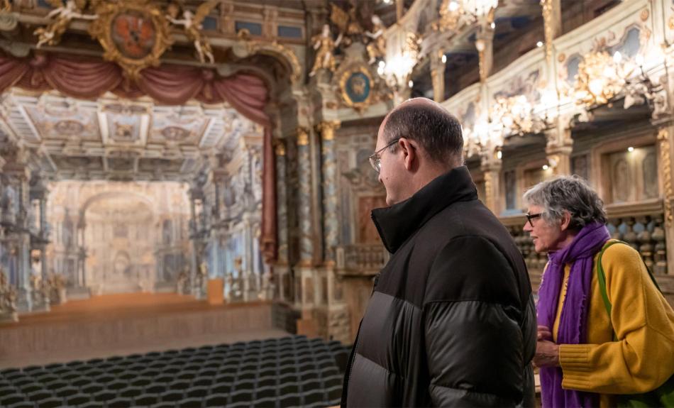 Abbildung: Minister im Saal des Markgräflichen Opernhauses
