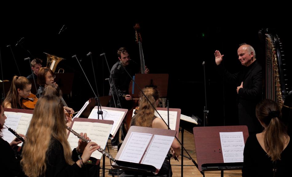 Rüdiger Bohn dirigiert ein Orchester aus 20 Musikerinnen und Musikern aus deutschen und polnischen Hochschulen