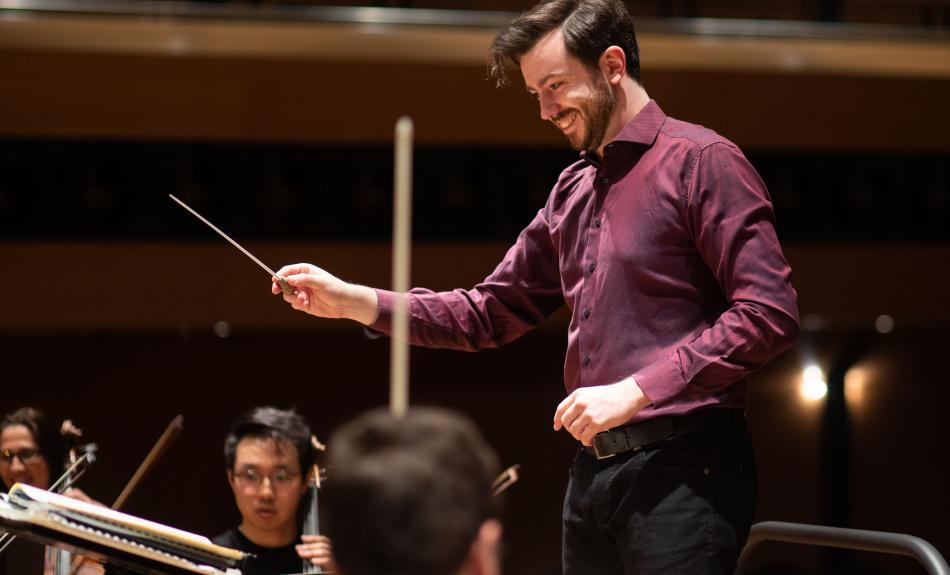 Dirigent dirigiert ein Orchester.