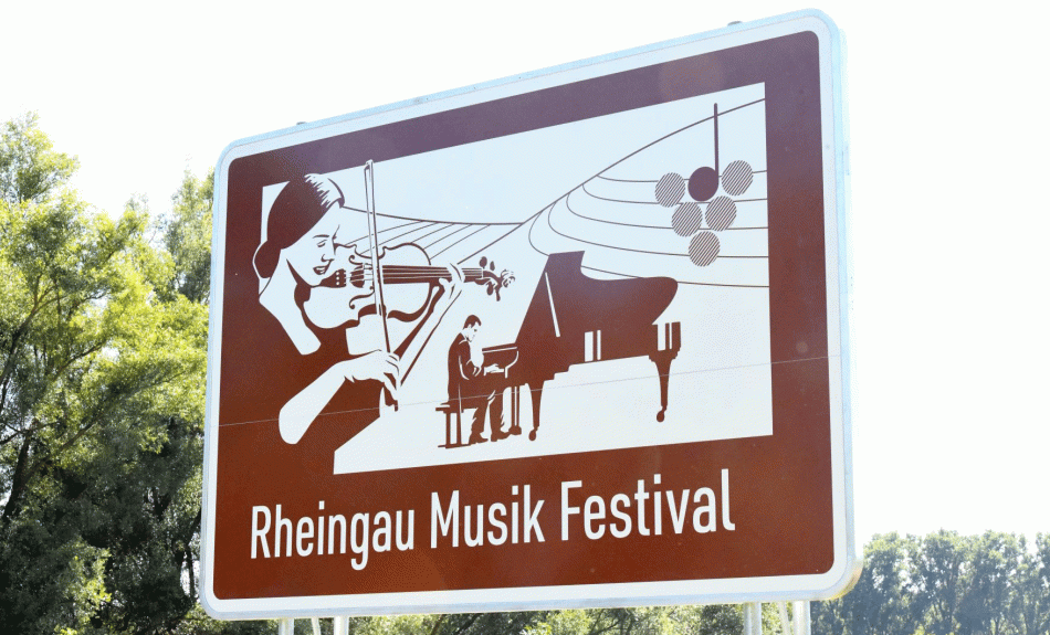 Touristisches Hinweisschild des Rheingau Musik Festivals