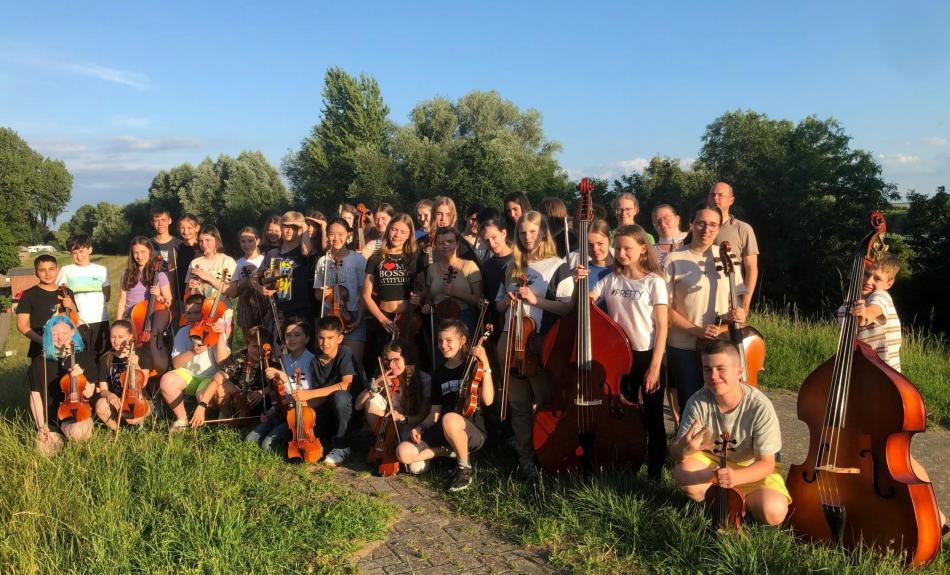 Abbildung: die Mitglieder des Schulorchesters