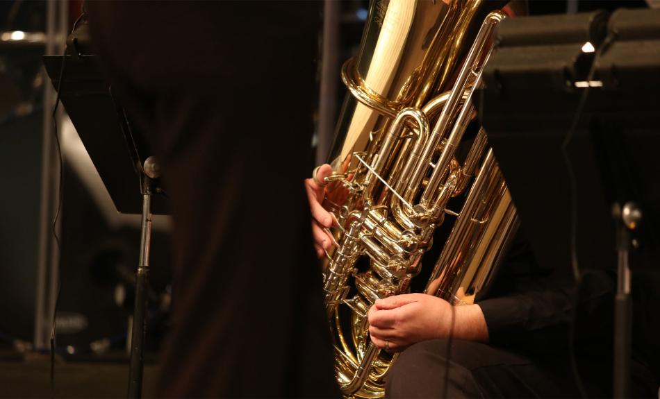 Abbildung: Tubaspiel im Orchester