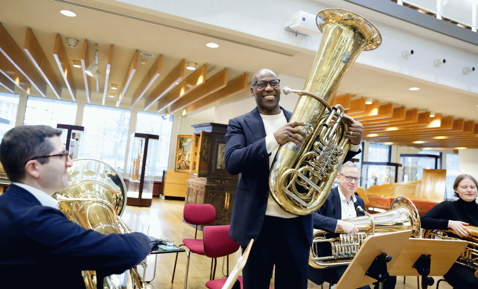Kultursenator Joe Chialo zusammen mit dem Musikpädagogen Wolfram Krumme, der Tuba-Studentin Viktoria Krumme, Vinkentios Gionanidis, Tubist der Deutschen Oper Berlin, und Georg Schrader vom Stabsmusikkorps der Bundeswehr