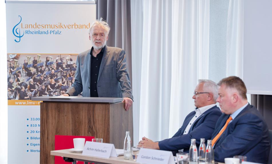 Abbildung: am Rednerpult