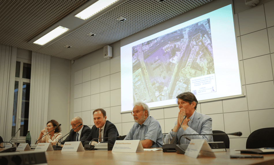 Pressekonferenz zum Opernhaus der Zukunft am Wehrhahn (v.r.): Manfred Neuenhaus (FDP), Markus Raub (SPD), OB Dr. Stephan Keller, Rolf Tups (CDU) sowie Miriam Koch, Beigeordnete für Kultur und Integration