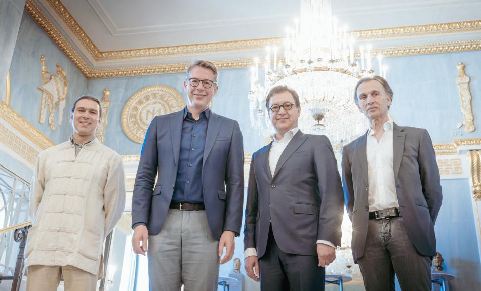 Vier Personen in Innenraum in barockem Ambiente