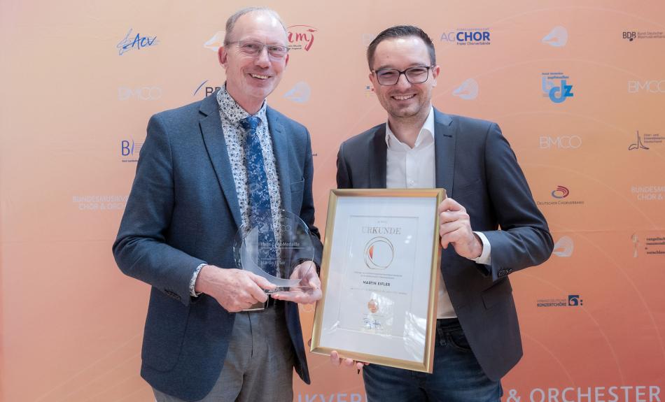 Martin Eifler (links) und BMCO-Präsident sowie Laudator Benjamin Strasser MdB (rechts) bei der Verleihung der Hans-Lenz-Medaille 2024