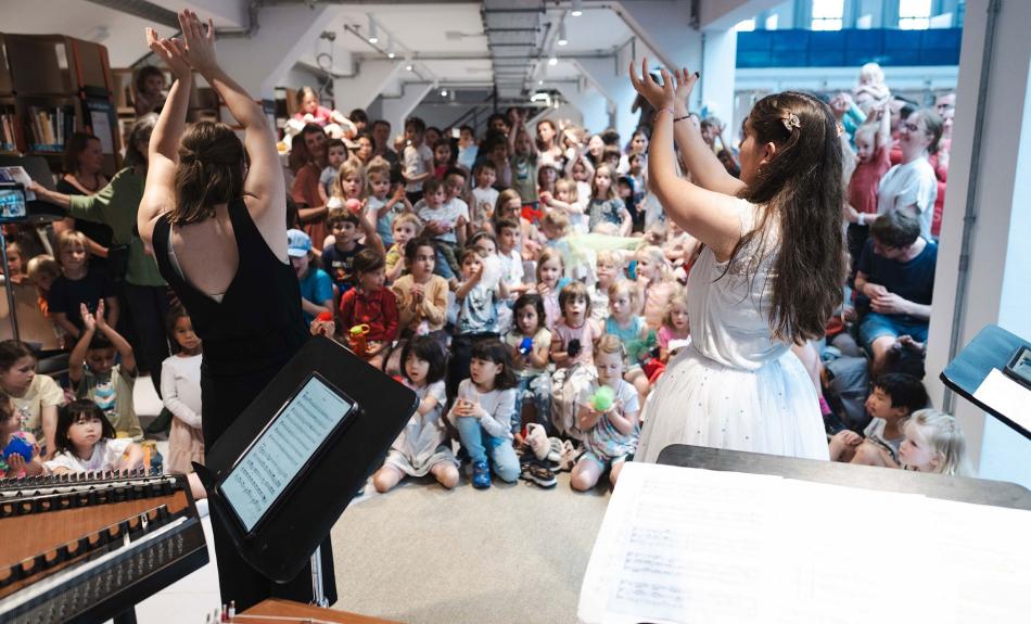 Musikvermittlerinnen mit Kindern