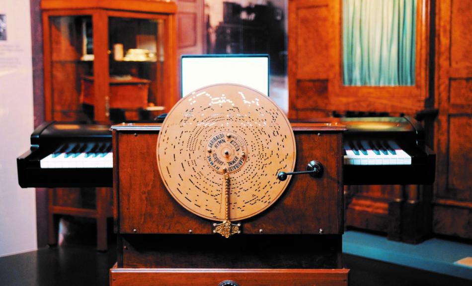 Toninformationen, die auf einer Pappplatte im Loch-Code gespeichert sind, werden über einen historischen Musikautomaten aus dem 19. Jh. an ein MIDI-Keyboard übertragen und die codierte Musik als MIDI-File computerlesbar gespeichert.