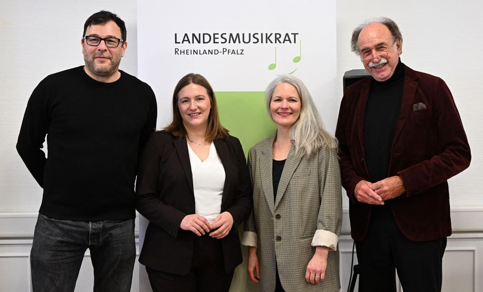 Schirmherr Andreas Scholl, Kulturstaatsministerin Katharina Binz, Landesmusikratspräsident Peter Stieber und Schirmherrin Sarah Lipfert präsentieren die Stimme als Instrument des Jahres 2025 