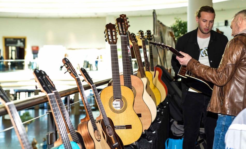 Gitarrenstand auf der akustika 2025