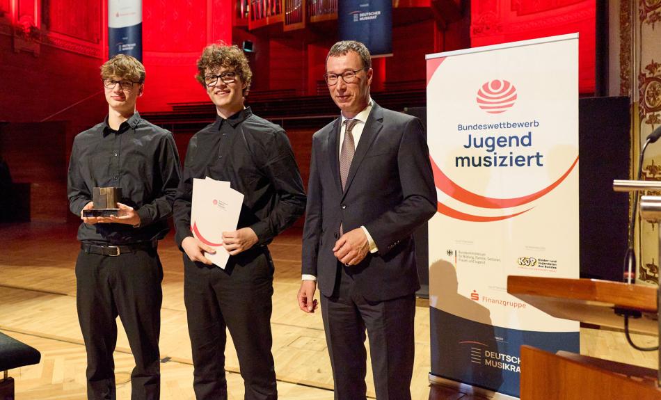 Axel Jütz überreicht Kilian Thomas Pommée und Valentin Leonhard Pommée den Sparkassen-Sonderpreis 