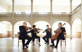 Das Mandelring Quartett spielt in einem historischen, hellbeleuchteten Saal.