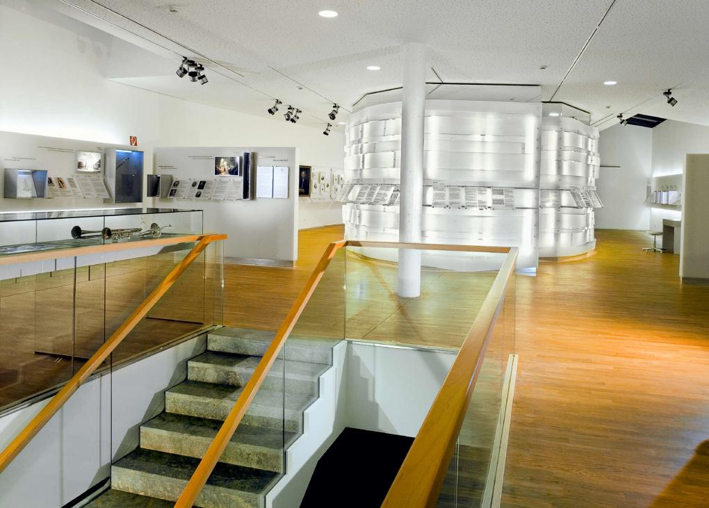 Treppenaufgang in einem Museumsinnenraum