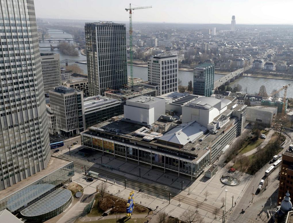 Luftbild der Theaterdoppelanlage mit dem Bühnenturm von Oper (rechts) und Schauspiel (links).