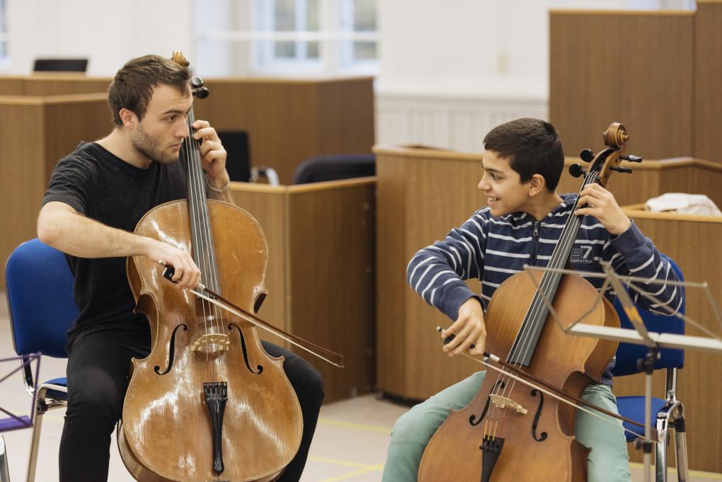 Projekt MitMachMusik: Geflüchtete und Schüler*innen aus der Nachbarschaft machen gemeinsam Musik.