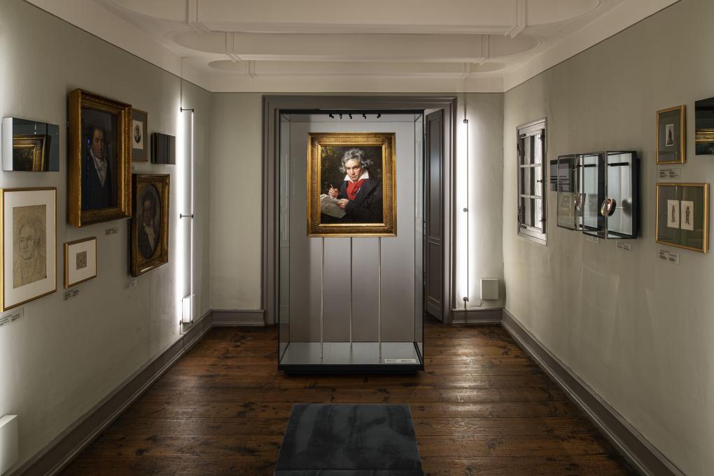 Ausstellungsraum mit Porträtgemälde von Beethoven