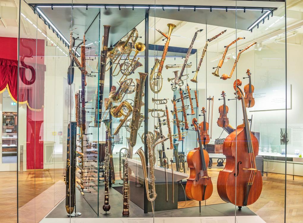 Vitrine mit Streich und Blasinstrumenten