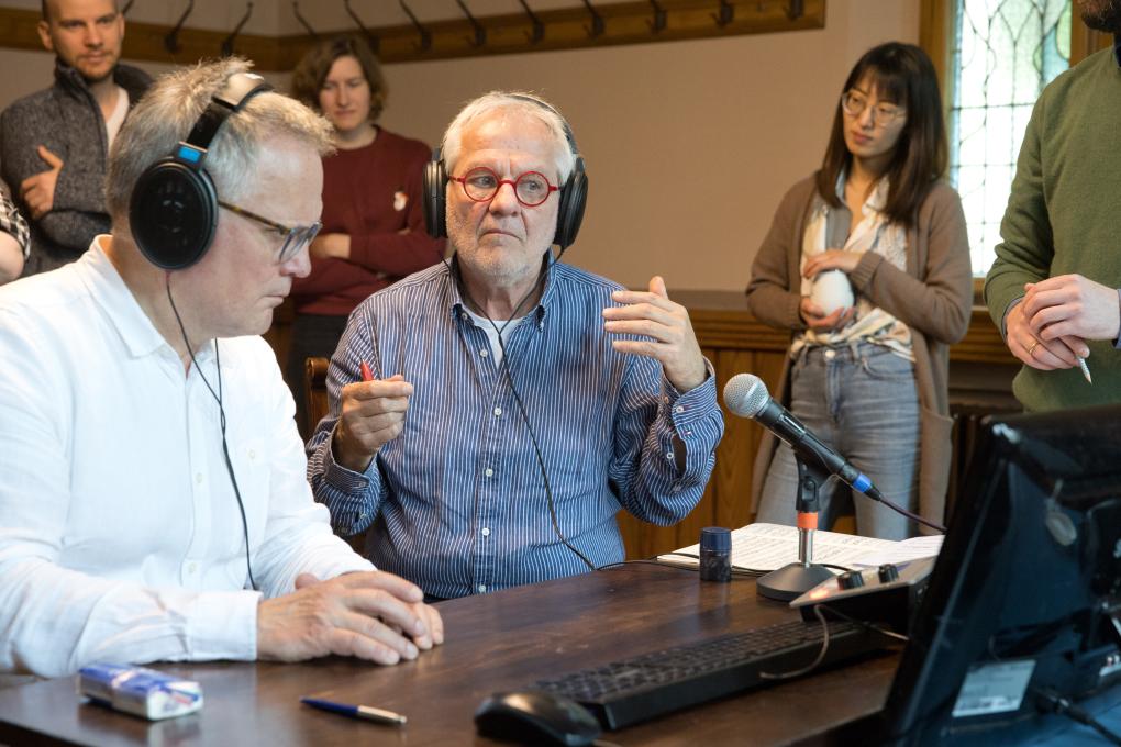 Reinhard Goebel und Peter Borck bei der Kontrolle der Aufnahmen des Neuen Bachischem Collegium Musicum