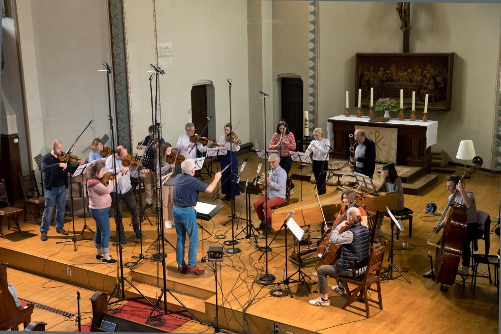 Reinhard Goebel dirigiert das Neue Bachische Collegium Musicum bei einer CD-Aufnahme