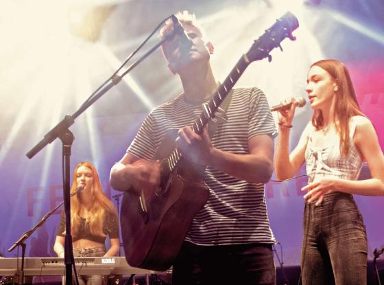 Collage mit zwei SchoolJam-Finalisten 2019 auf der Bühne, Pascal Metzger und die Band November.