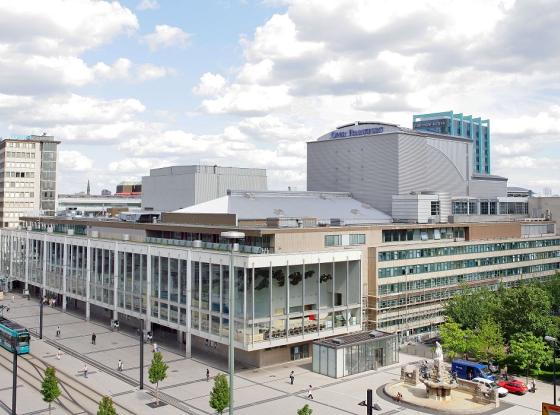 Außenansicht der Theaterdoppelanlage der Städtischen Bühnen Frankfurt am Main.