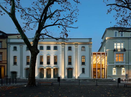 Ansicht Theater Heidelberg mit neuem zweigeschossigen Foyer.