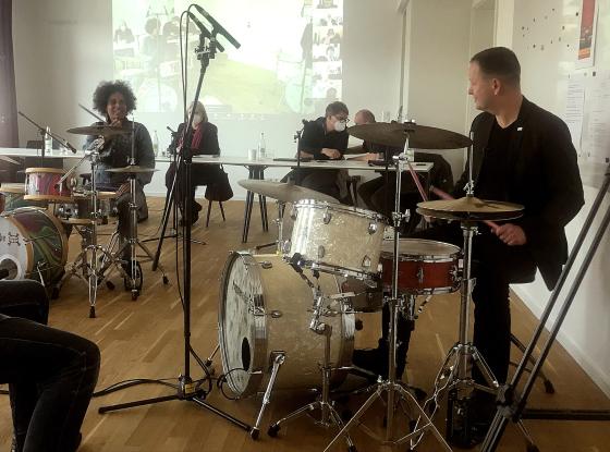 Foto: Kultursenator Klaus Lederer am Drumset