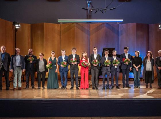 Foto: Preisträger*innen mit der Jury