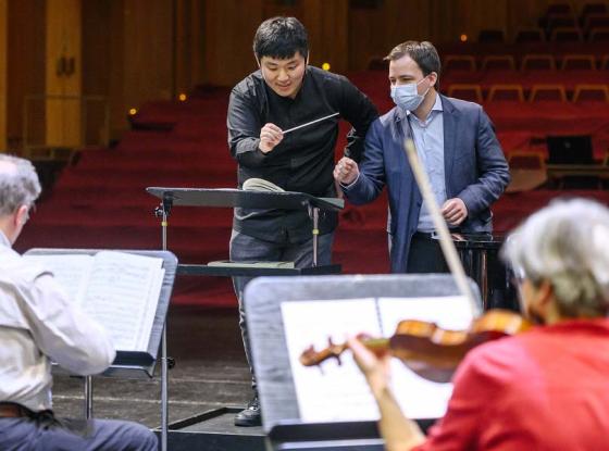 Dominik Beykirch mit Hankyeol Yoon im Dirigierkurs „Zurück ans Pult“, April 2021 