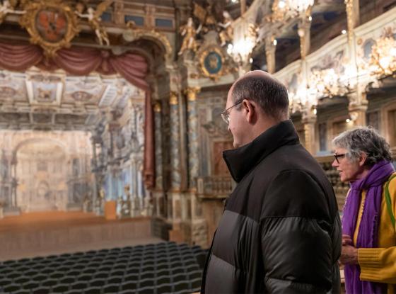 Abbildung: Minister im Saal des Markgräflichen Opernhauses