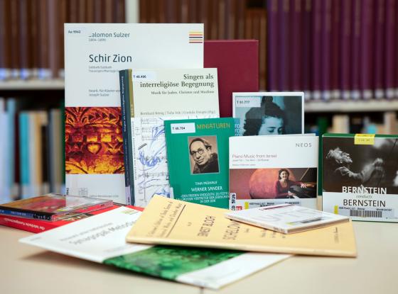 Abbildung: Bücher, Noten und Musikstücke