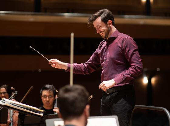 Dirigent dirigiert ein Orchester.