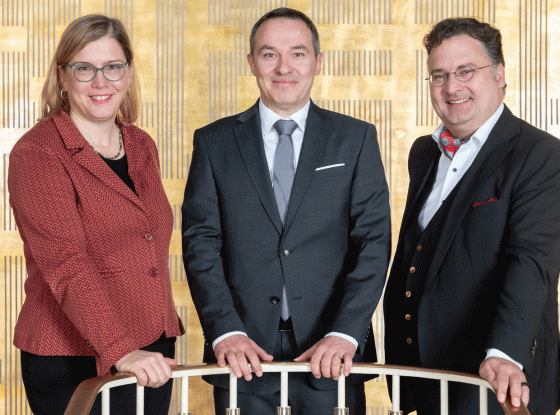 Vlnr Dr. Skadi Jennicke (Bürgermeisterin und Beigeordnete für Kultur der Stadt Leipzig), Ivan Repušić (designierter Gneralmusikdirektor der Oper Leipzig) und Tobias Wolff (Intendant der Oper Leipzig)