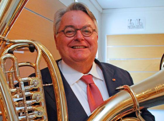 Abbildung: Portraitfoto mit Blasinstrument