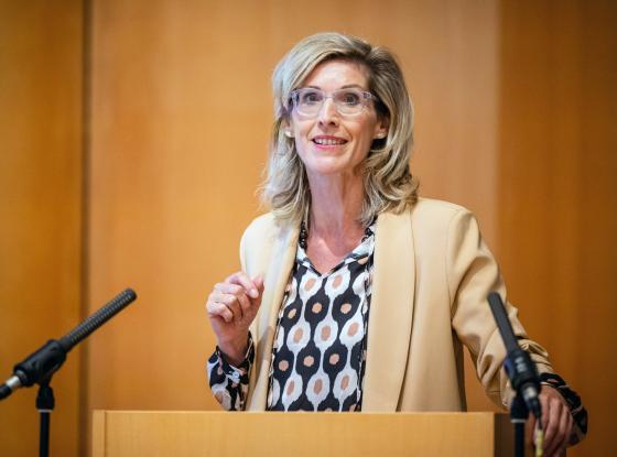 Abbildung: am Rednerpult