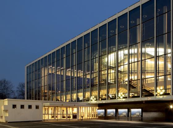 Abbildung: Opernhaus bei Nacht