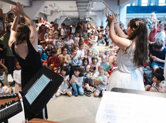 Musikvermittlerinnen mit Kindern